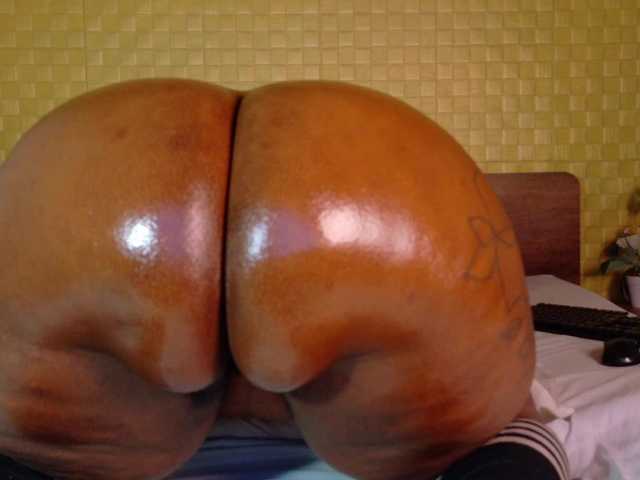 curvynaomhy live cam on BongaCams