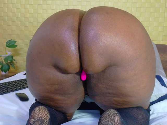 curvynaomhy's BongaCams show and profile