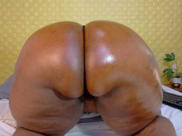 curvynaomhy live cam on BongaCams