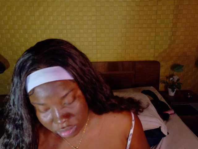 curvynaomhy live cam on BongaCams