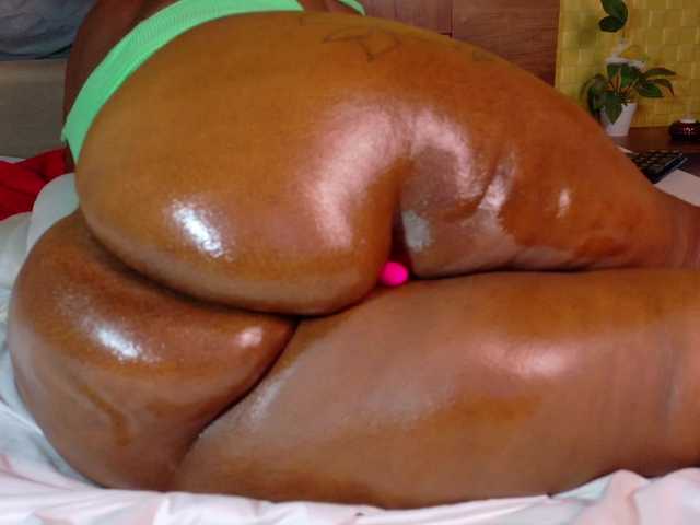 curvynaomhy live cam on BongaCams