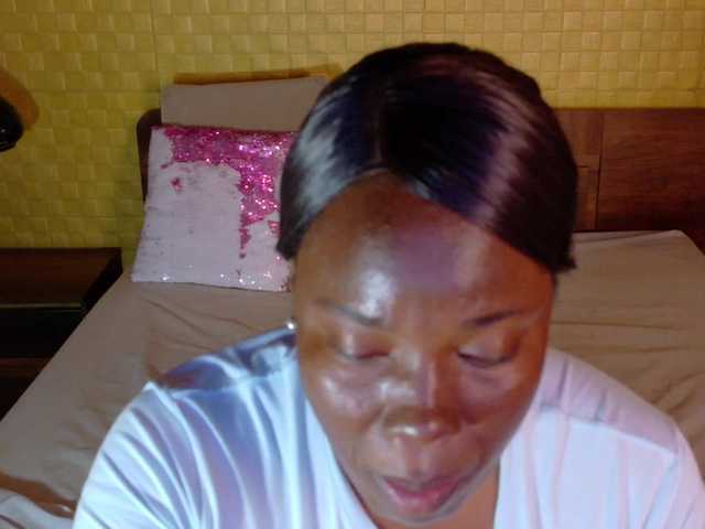 curvynaomhy live cam on BongaCams