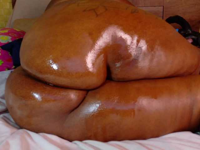curvynaomhy live cam on BongaCams