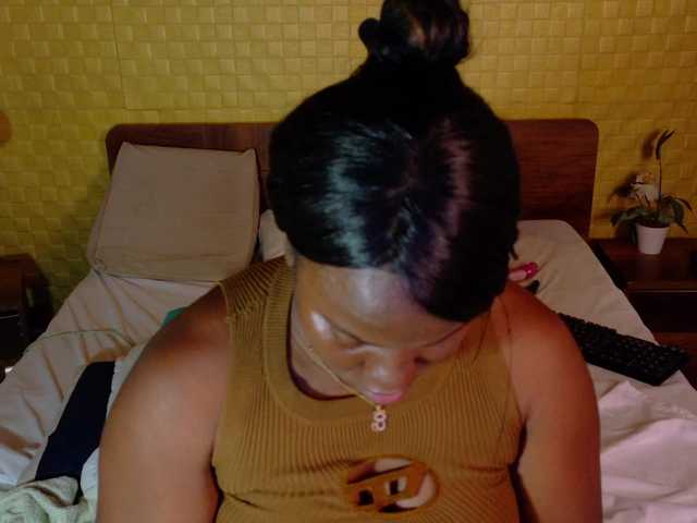 curvynaomhy live cam on BongaCams