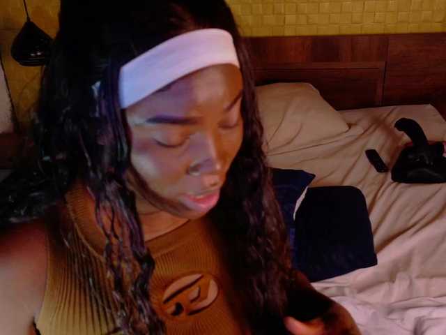 curvynaomhy live cam on BongaCams