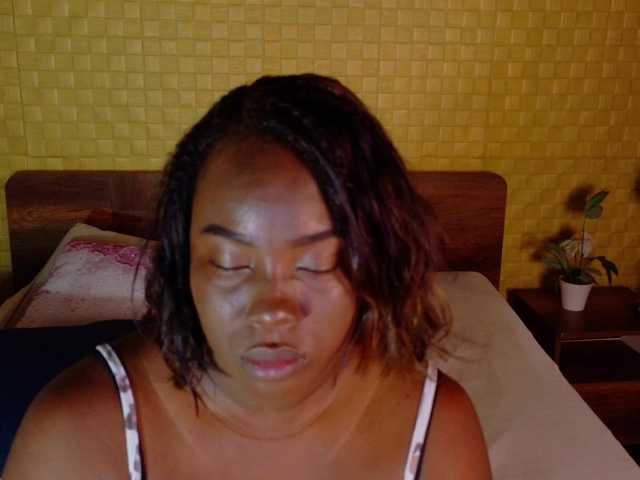 curvynaomhy live cam on BongaCams
