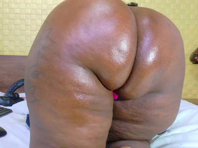 curvynaomhy's BongaCams show and profile