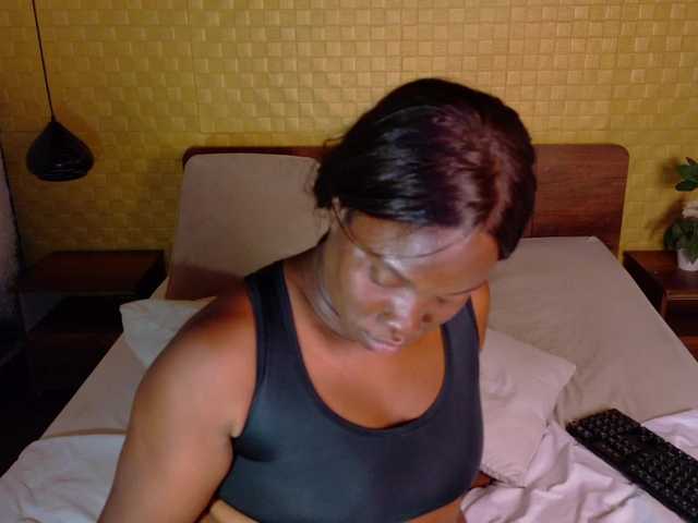 curvynaomhy live cam on BongaCams