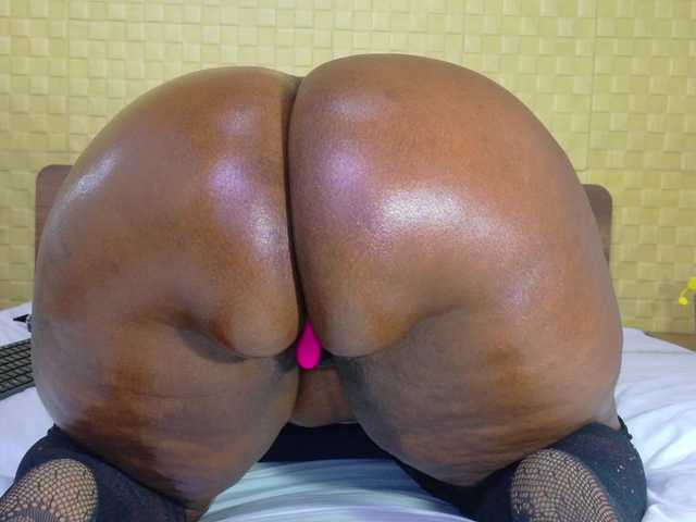 curvynaomhy's BongaCams show and profile