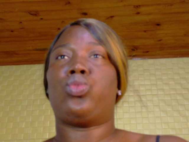 curvynaomhy live cam preview