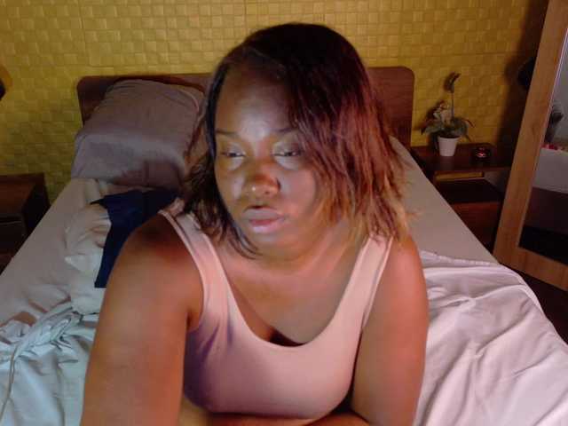 curvynaomhy live cam on BongaCams