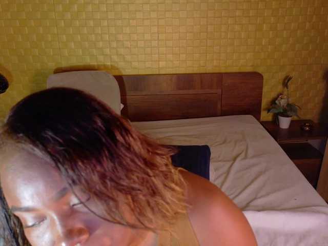 curvynaomhy live cam on BongaCams
