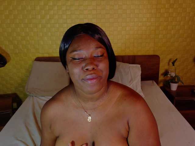 curvynaomhy live cam on BongaCams