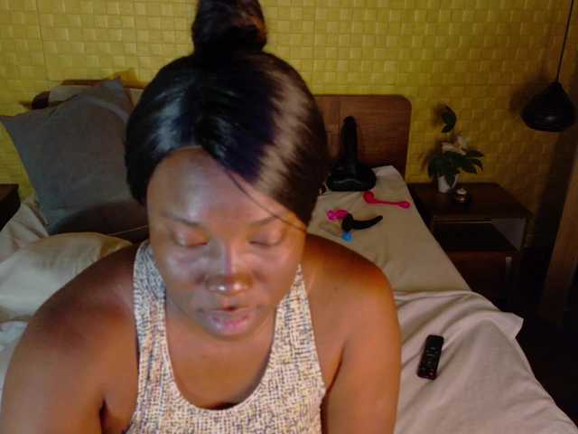 curvynaomhy live cam on BongaCams