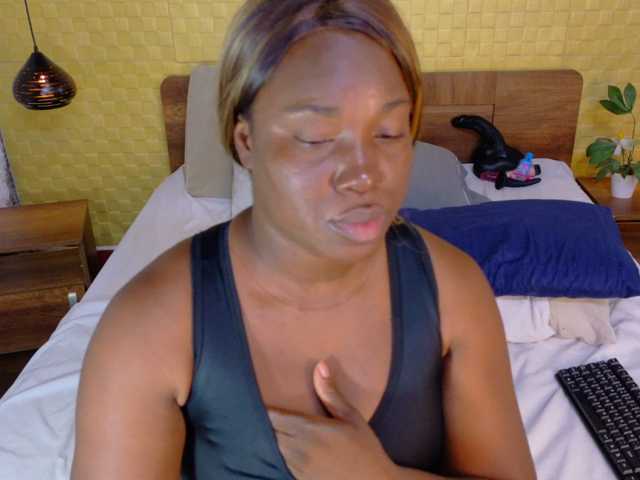 curvynaomhy live cam on BongaCams