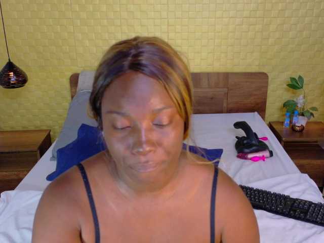 curvynaomhy live cam on BongaCams