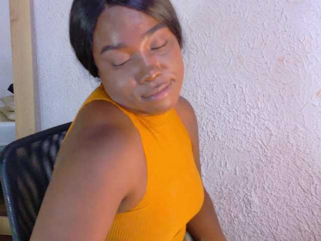 curvynaomhy live cam on BongaCams