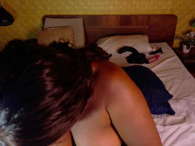 curvynaomhy live cam on BongaCams