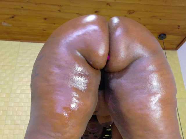 curvynaomhy's BongaCams show and profile