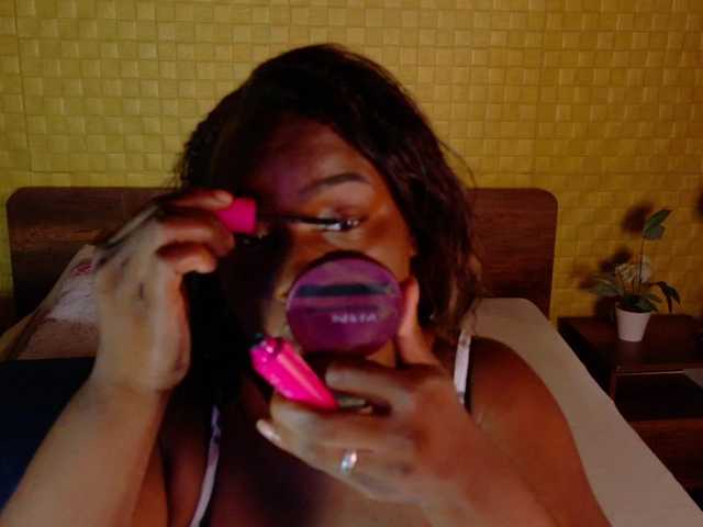 curvynaomhy live cam on BongaCams