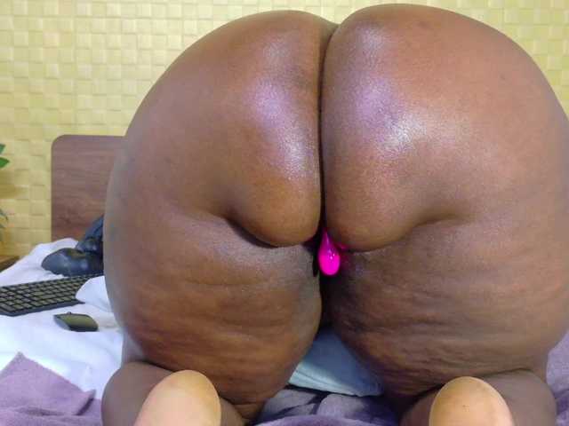 curvynaomhy's BongaCams show and profile