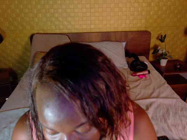 curvynaomhy's live room