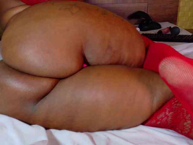 curvynaomhy's live room