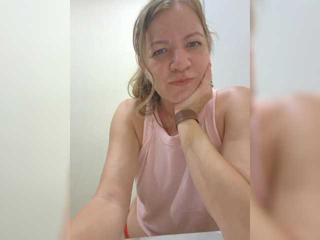 Mia-Carnival live cam on BongaCams