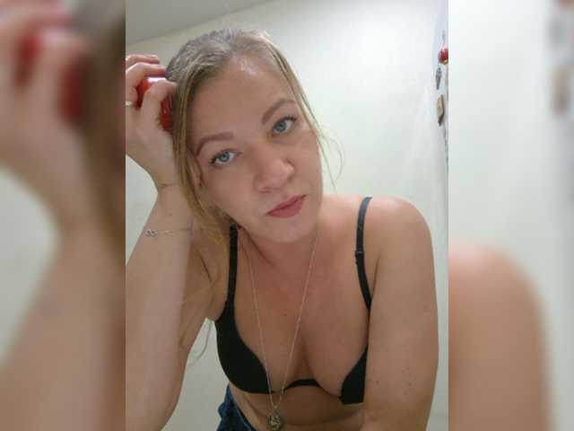 Mia-Carnival live cam preview