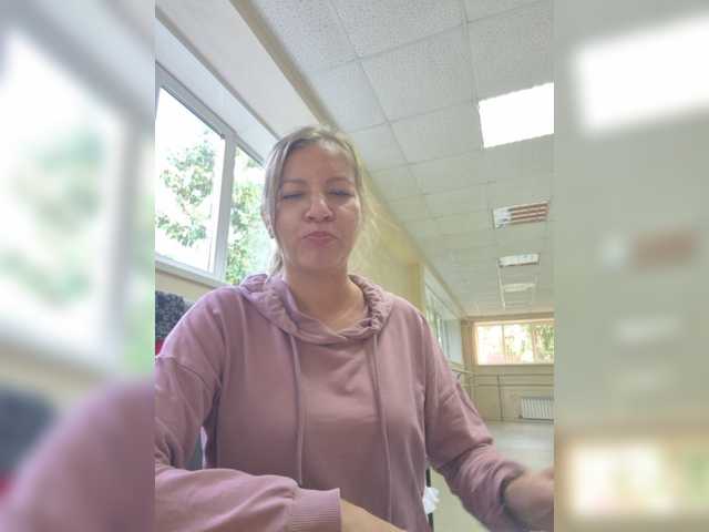 Mia-Carnival live cam on BongaCams
