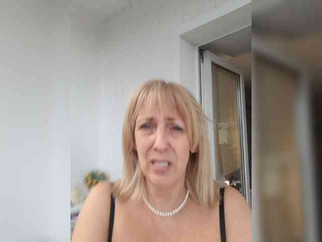 mery8poppins live female cam on bongacams
