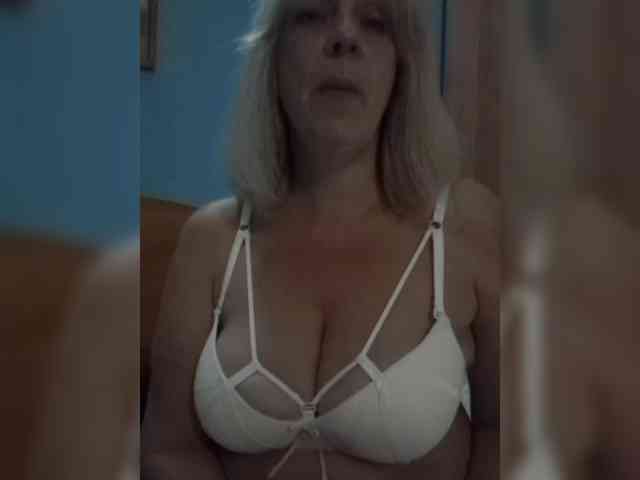 mery8poppins live female cam on bongacams