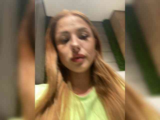 YourBarbiee webcam