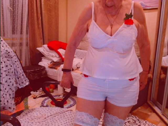 Kira9476 live cam on BongaCams