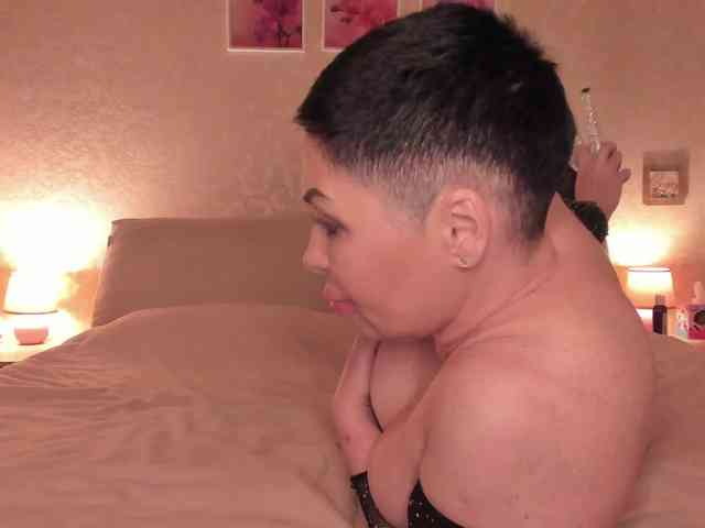 TaneshaGold webcam