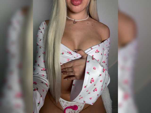 blondyy live cam on BongaCams