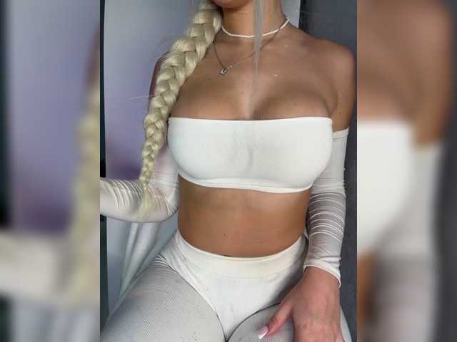 blondyy live cam on BongaCams
