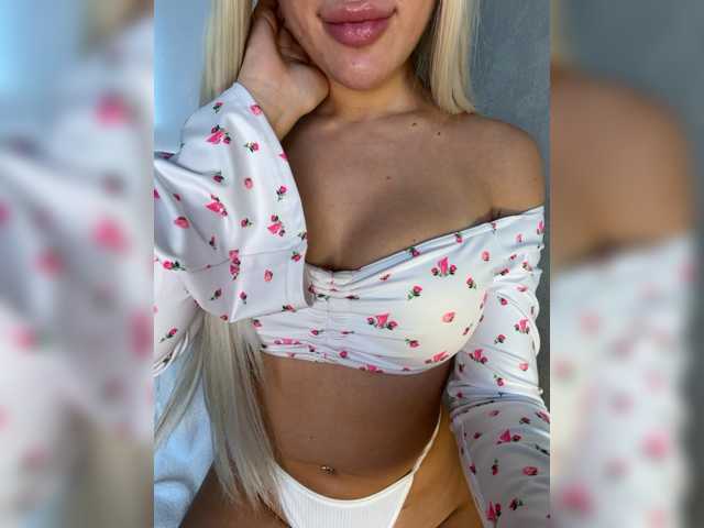 blondyy live cam on BongaCams