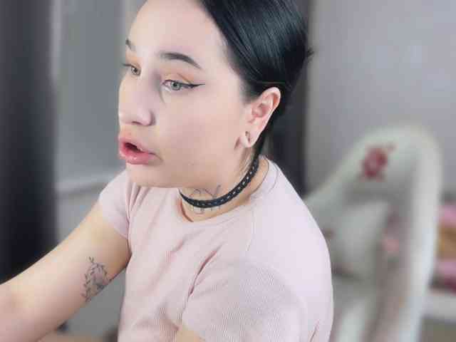 Ten model jest teraz na żywo. PinkyNastyx