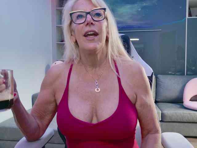 FitCougar live female cam on bongacams