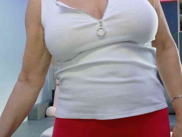 FitCougar live female cam on bongacams