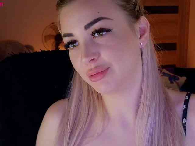 MilanaOmgReal webcam