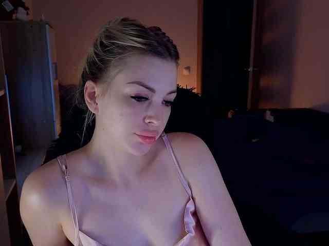 MilanaOmgReal webcam