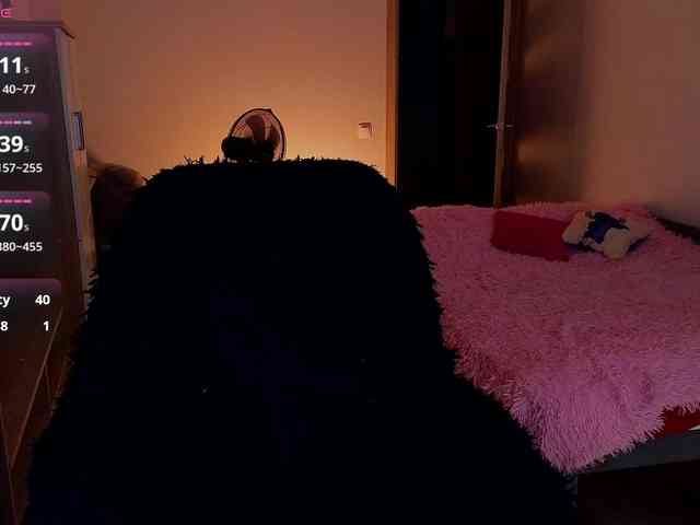 MilanaOmgReal webcam