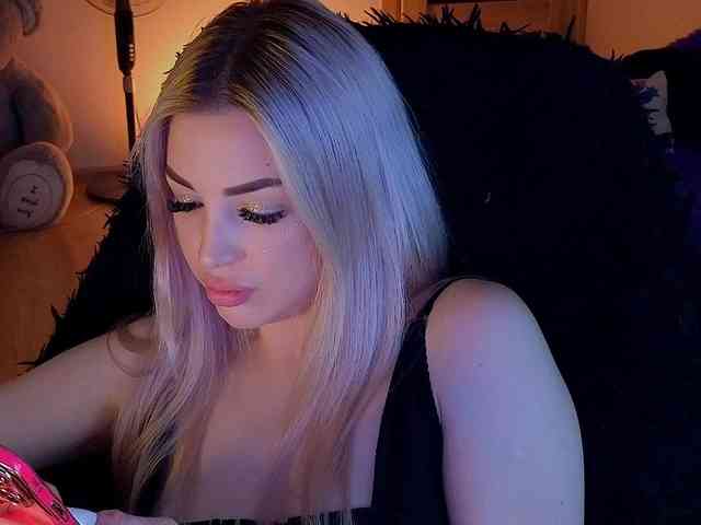 MilanaOmgReal webcam