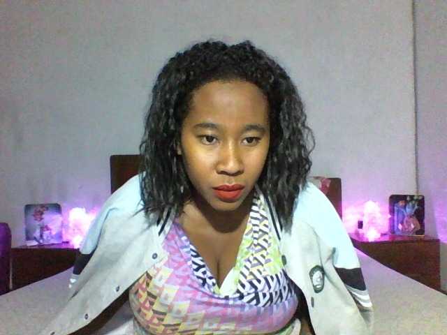 le modèle SexysTiphanie est en webcam porno dans un show sur le site bongacams, il possède les tags suivants: Ebony,Brunette,Shaved