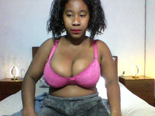 le modèle SexysTiphanie est en webcam porno dans un show sur le site bongacams, il possède les tags suivants: Ebony,Brunette,Shaved