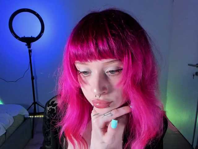 mnepohuyy live cam on BongaCams