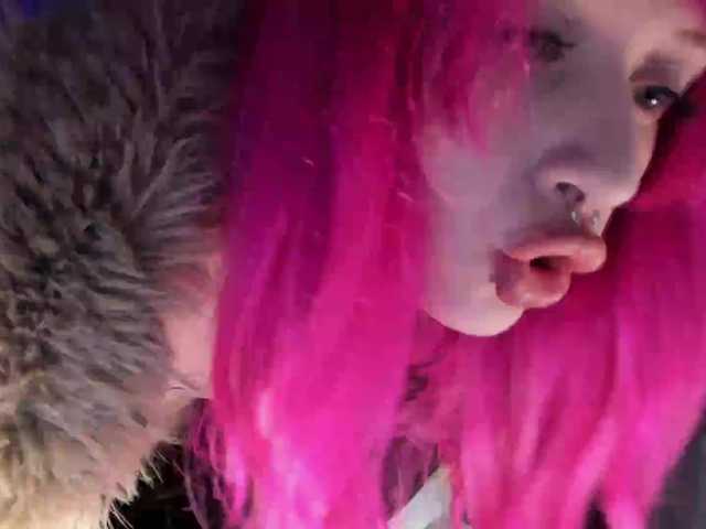 mnepohuyy live cam on BongaCams