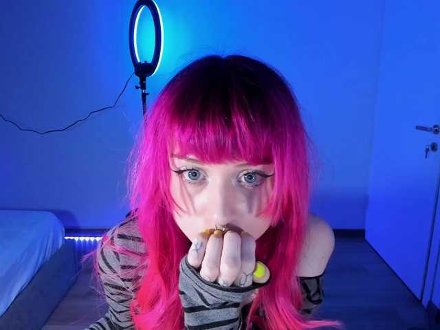 mnepohuyy live cam on BongaCams
